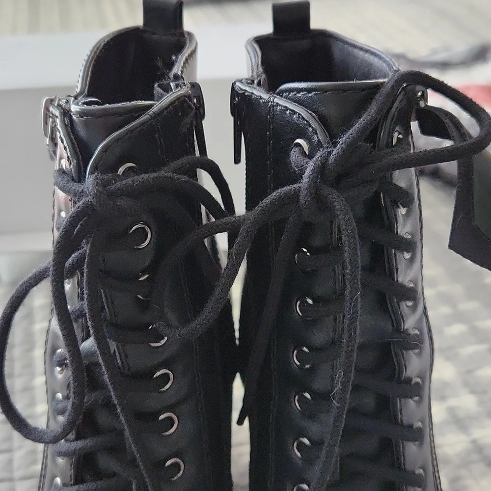 Boots - Picture 4 of 8